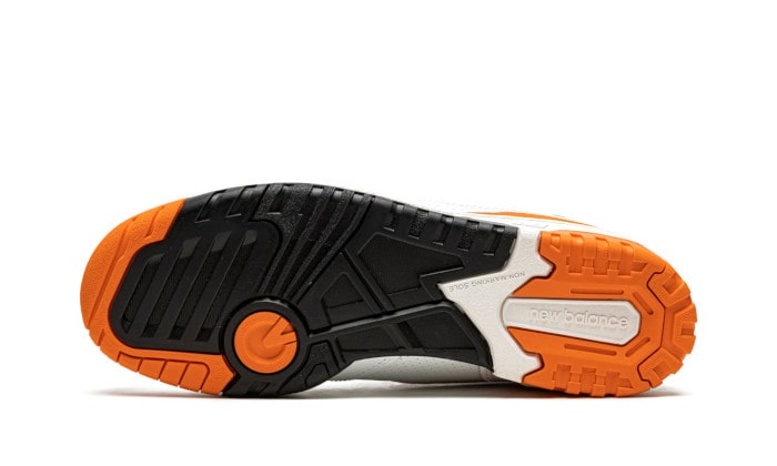 Stevige, stoere New Balance 550 Syracuse sneakers met opvallende oranje en zwarte accenten op de zool