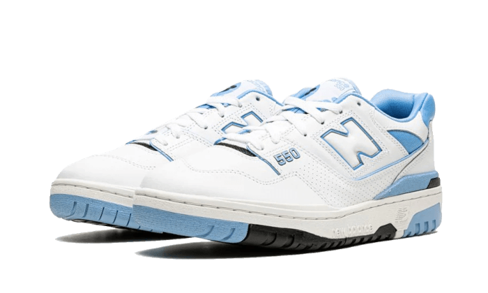 Comfortabele New Balance 550 UNC sneakers in een klassiek wit en blauw design. Deze sneakers passen perfect in het assortiment van Sole Central, je ultieme bestemming voor exclusieve sneakers om je stijl te upgraden.
