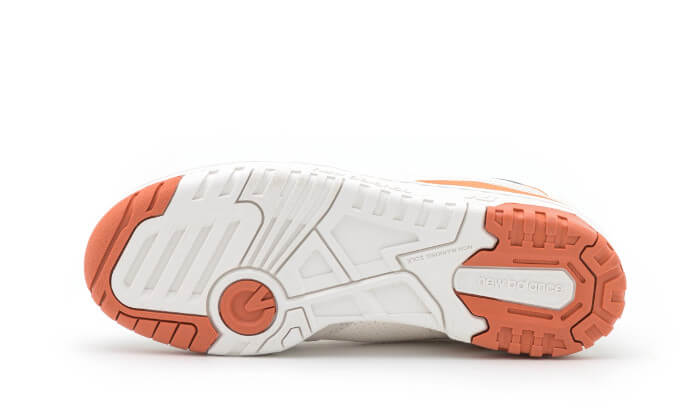 Witte New Balance 550 sneakers met oranje accenten