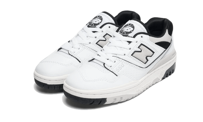 Nieuwe Balance 550 sneakers in wit, zwart en grijs op een witte achtergrond.