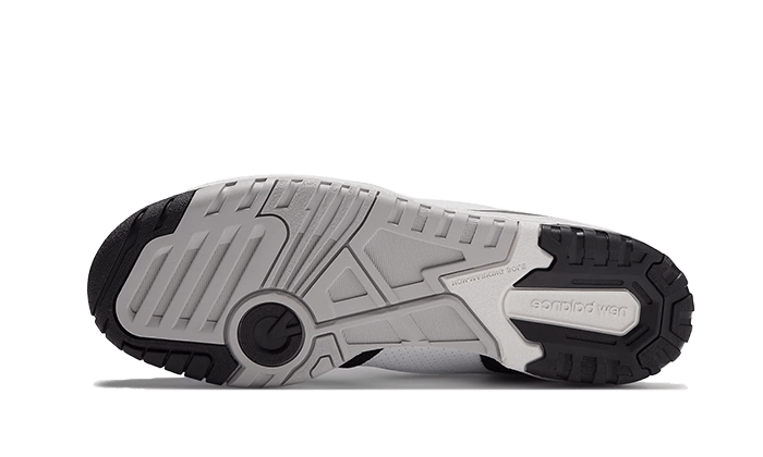 Nieuwe Balance 550 White Black Rain Cloud sneakers toont detailafwerking en innovatief design voor stijlvolle uitstraling op Sole Central, de ultieme bestemming voor exclusieve sneakers.