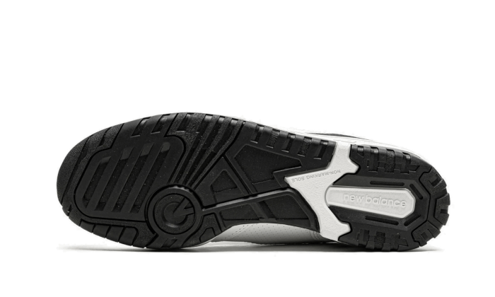 Zwarte en witte New Balance 550 sneakers met opvallend zoolontwerp