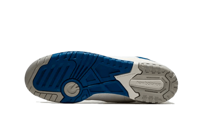 Blauwe en witte New Balance 550 sneaker met groove-details