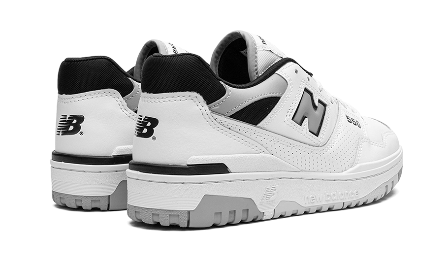 Nieuwe Balance 550 White Concrete Black sneakers
- Moderne, stijlvolle sneakers met wit leren bovenwerk en zwarte accenten
- Duurzame rubberen zool voor optimale grip en duurzaamheid
- Klassiek New Balance logo op de zijkant
- Ideaal voor casual, dagelijkse dracht