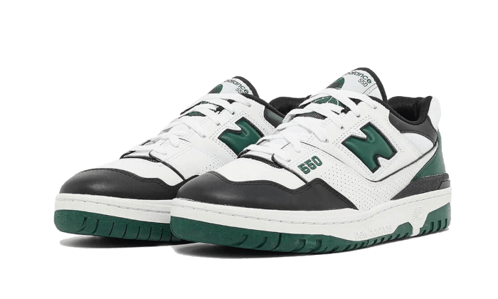 Witte, groene en zwarte New Balance 550 sneakers op een groene achtergrond