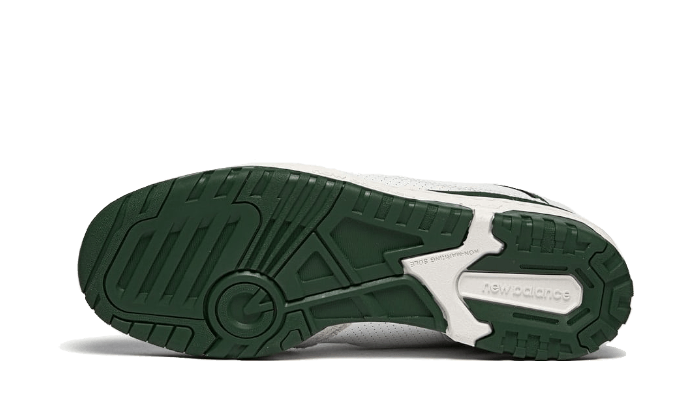 Nieuwe Balance 550 sneakers in wit en groen, met karakteristieke zool en opvallend ontwerp, kenmerkend voor het merk Sole Central.