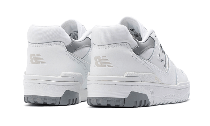 Witte New Balance 550 sneakers met grijze accenten. Deze klassieke laag-op-de-vloer sneakers zijn perfect voor elke casual stijl. Met een robuuste zool en stijlvol ontwerp bieden ze duurzaam comfort en stijlvolle uitstraling.