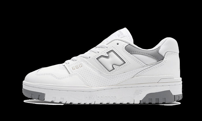 Witte New Balance 550 sneakers met grijze accenten. Stijlvolle en duurzame sneakers met logo en geribbelde zool voor comfortabele ondersteuning.