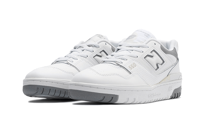 Witte New Balance 550 sneakers met grijze details - klassieke sportieve look met modern design, verkrijgbaar bij Sole Central, jouw bestemming voor exclusieve sneakers.