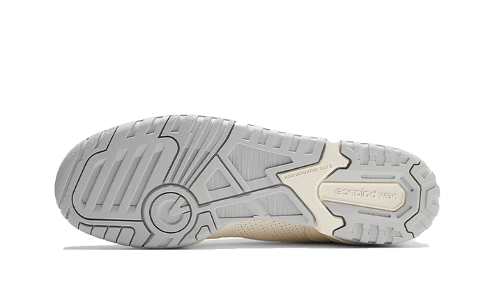 Klassieke New Balance 550 sneakers in de kleur Turtledove, met een hoogwaardige rubberen zool voor optimaal comfort en ondersteuning.