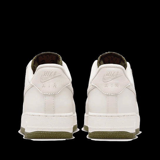 Nike Air Force 1 '07 LV8 Winterized Phantom sneakers op lichte achtergrond