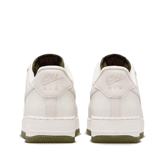 Nike Air Force 1 '07 LV8 Winterized Phantom sneakers op lichte achtergrond