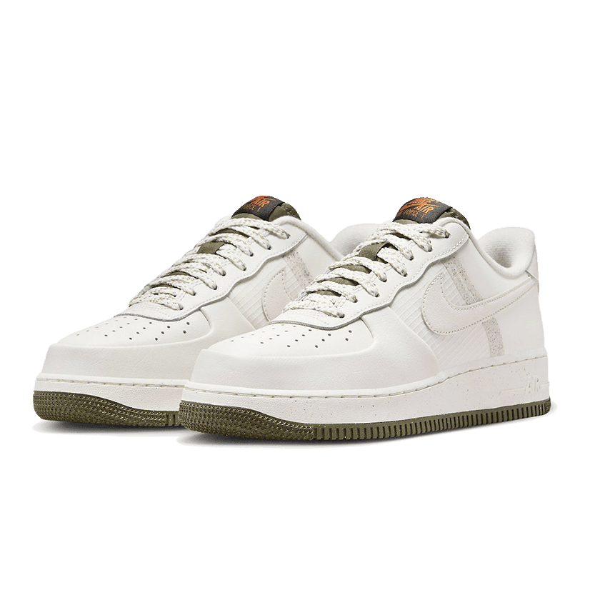 Nike Air Force 1 '07 LV8 Winterized Phantom sneakers op groen oppervlak