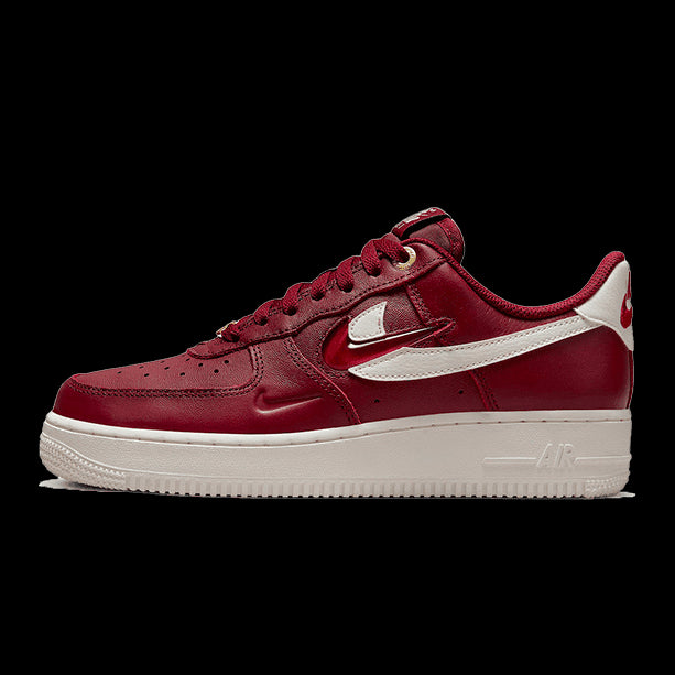 Rode Nike Air Force 1 '07 Premium sneakers met de geschiedenis van logo's