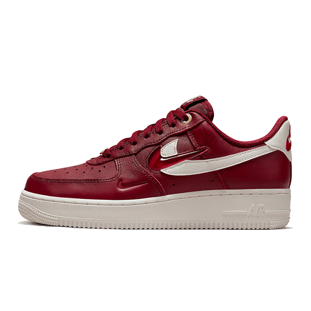 Rode Nike Air Force 1 '07 Premium sneakers met de geschiedenis van logo's