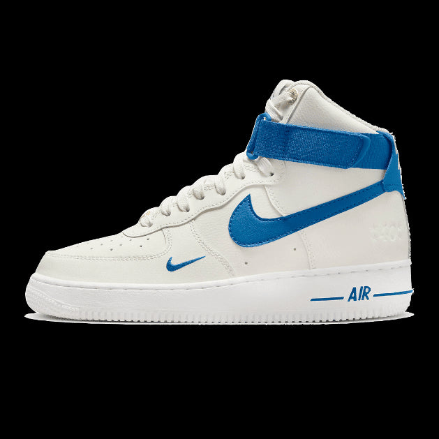 Witte en blauwe Nike Air Force 1 High 40th Anniversary sneakers met zichtbare Nike-branding en leren materiaal op een effen groene achtergrond.