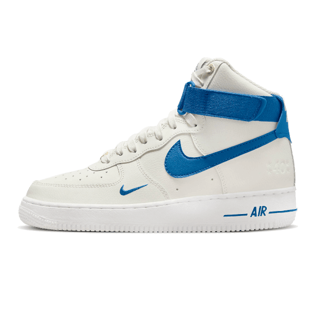 Witte en blauwe Nike Air Force 1 High 40th Anniversary sneakers met zichtbare Nike-branding en leren materiaal op een effen groene achtergrond.