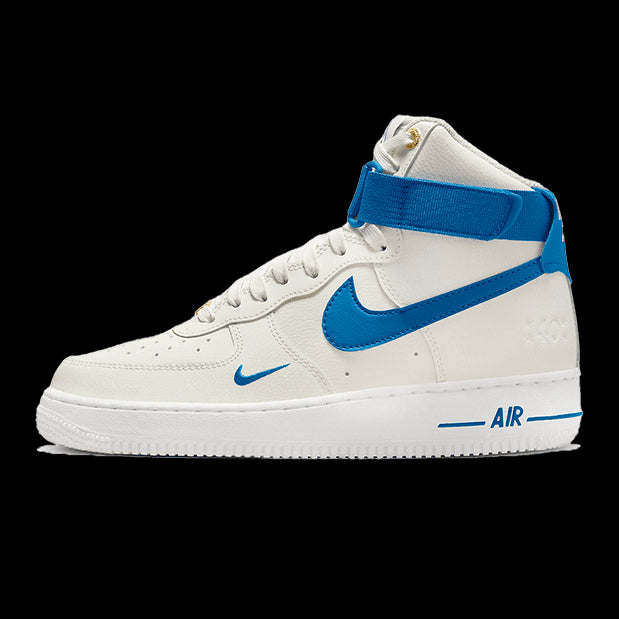 Witte en blauwe Nike Air Force 1 High 40th Anniversary sneakers op groene achtergrond