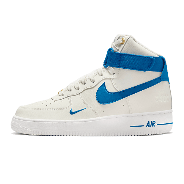 Witte en blauwe Nike Air Force 1 High 40th Anniversary sneakers op groene achtergrond