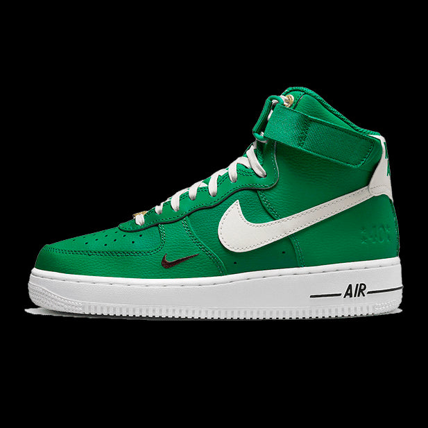 Groene Nike Air Force 1 High 40th Anniversary sneakers op een groene achtergrond