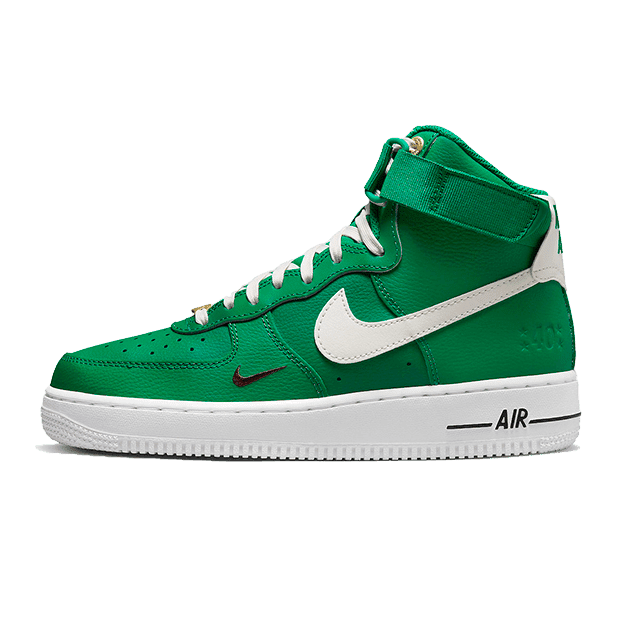 Groene Nike Air Force 1 High 40th Anniversary sneakers op een groene achtergrond