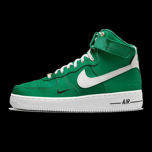 Groene Nike Air Force 1 High 40th Anniversary sneakers tegen een effen groene achtergrond