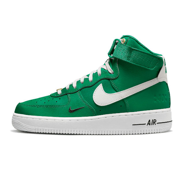 Groene Nike Air Force 1 High 40th Anniversary sneakers tegen een effen groene achtergrond