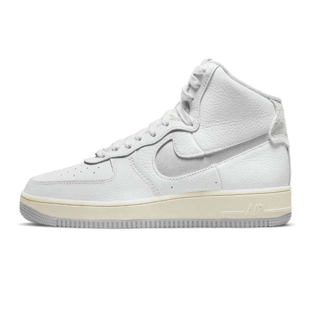 Witte Nike Air Force 1 High Sculpt sneakers op effen achtergrond