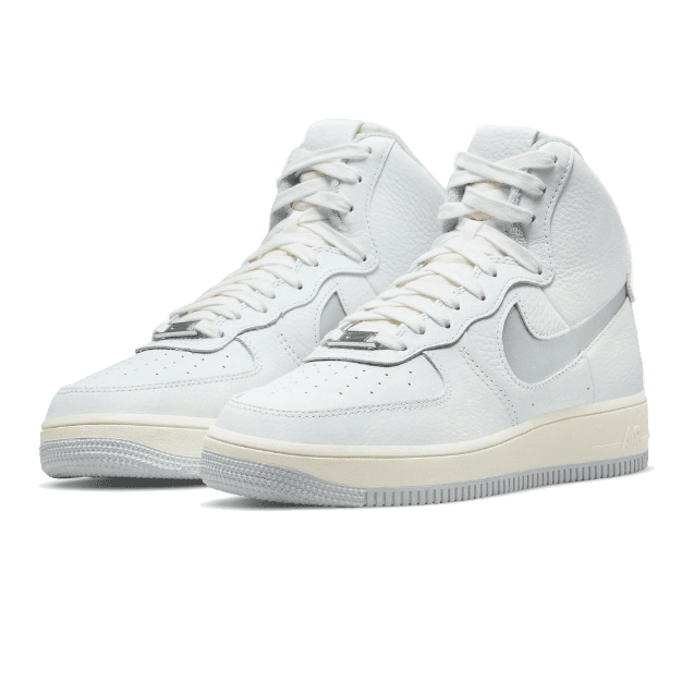 Comfortabele Nike Air Force 1 High Sculpt sneakers in wit en zilver op een groene achtergrond.