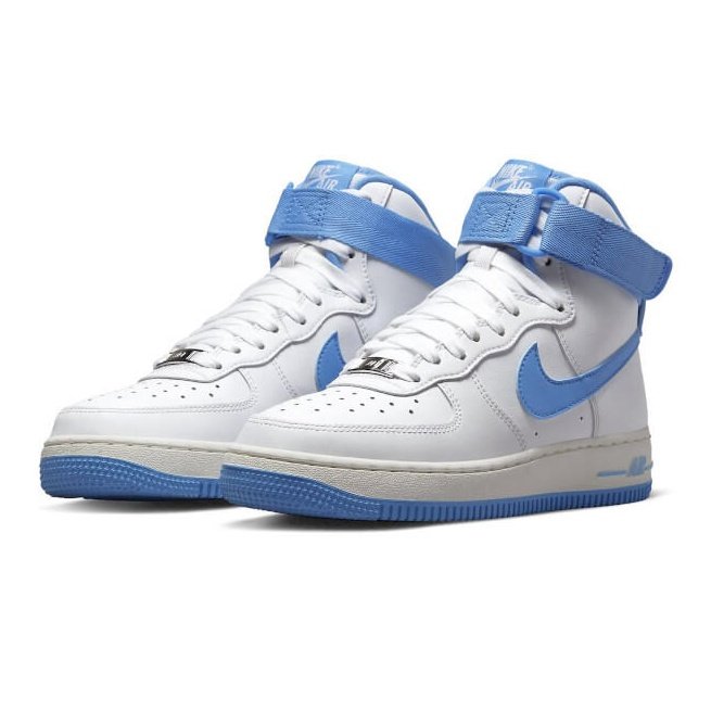 Hooggehakte Nike Air Force 1 sneakers in universitair blauw. De sneakers hebben een wit lederen bovenwerk met blauwe accenten. Een stijlvol paar schoenen voor casual en sportieve looks.