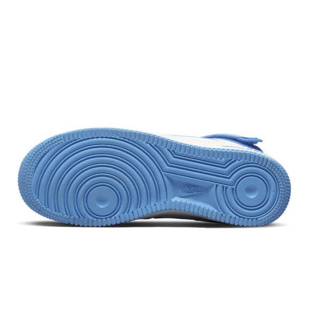 Blauwe Nike Air Force 1 High University sneakers met een ronde rubberen zool en een opvallende logo-decoratie op de schoen.