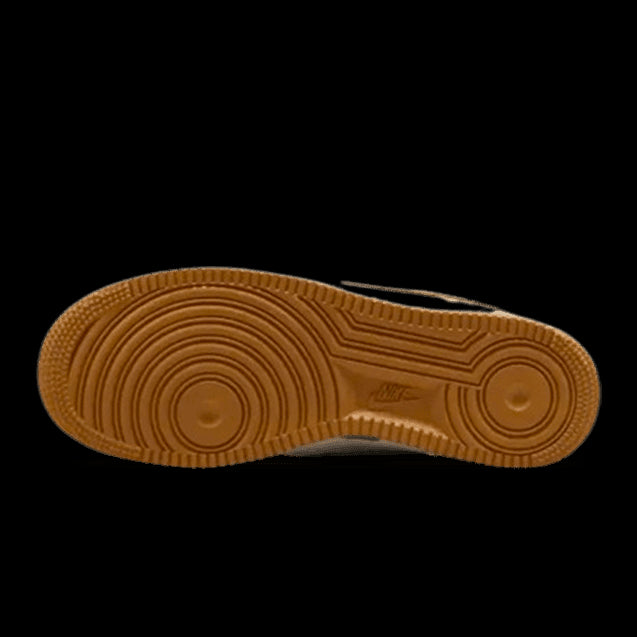 Bruine Nike Air Force 1 LXX Vachetta Tan sneaker met geribbelde rubberen zool op een donkergroene achtergrond