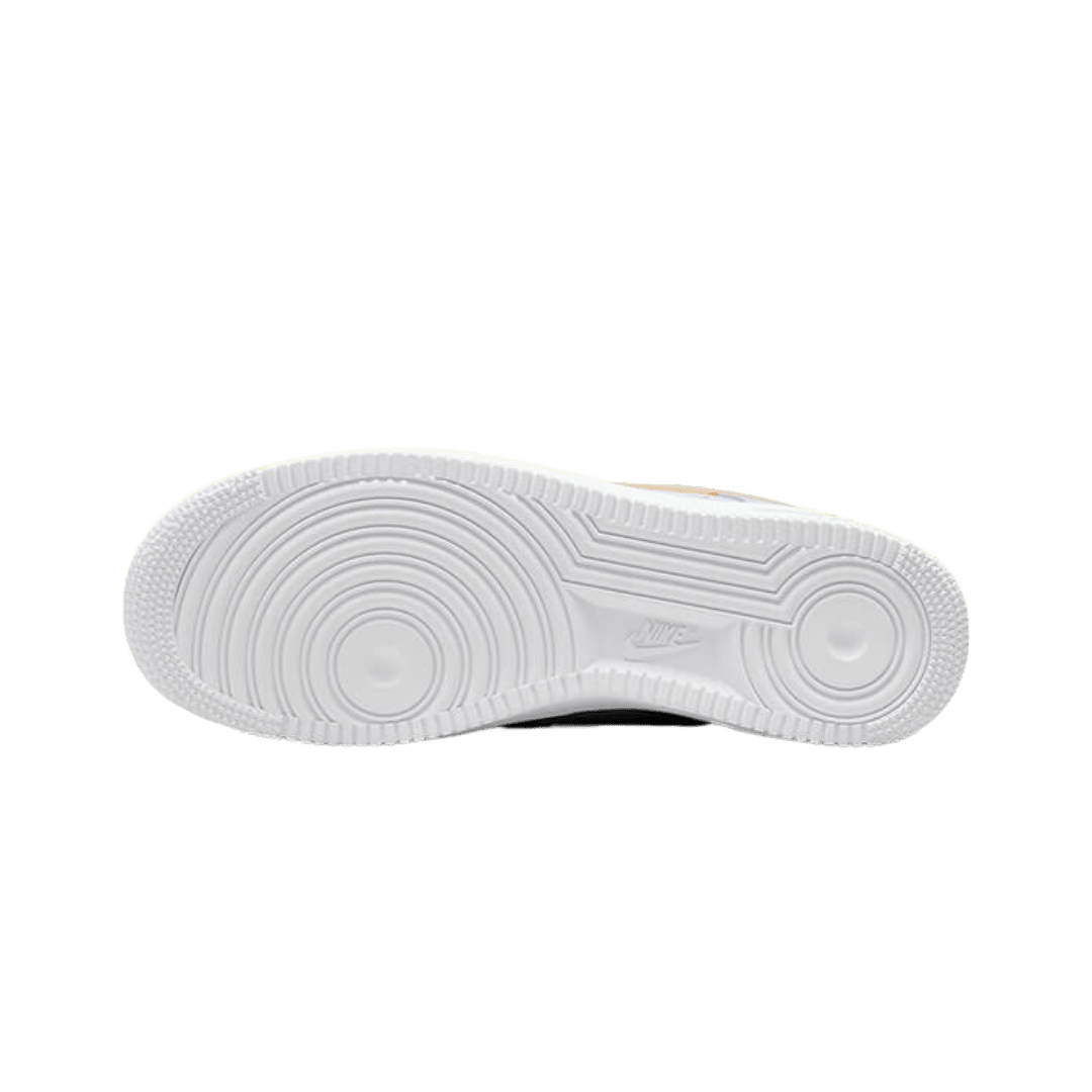 Witte Nike Air Force 1 Low '07 sneakers met een opvallend zonnebloem-achtig Brushstroke-patroon op de zijkant