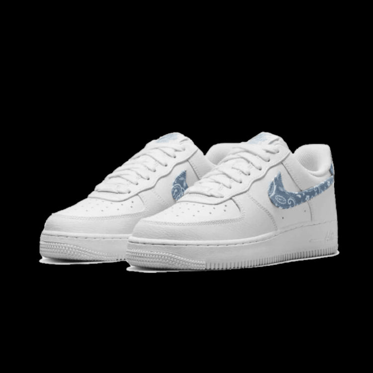Witte Nike Air Force 1 Low '07 Essential sneakers met blauwe paisley print