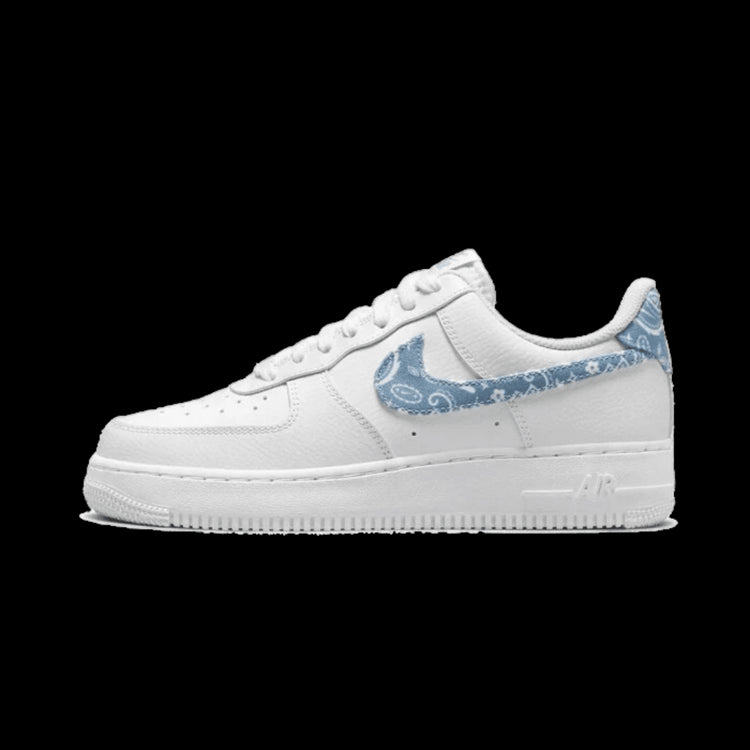 Witte Nike Air Force 1 Low '07 Essential sneakers met blauwe paisley-print