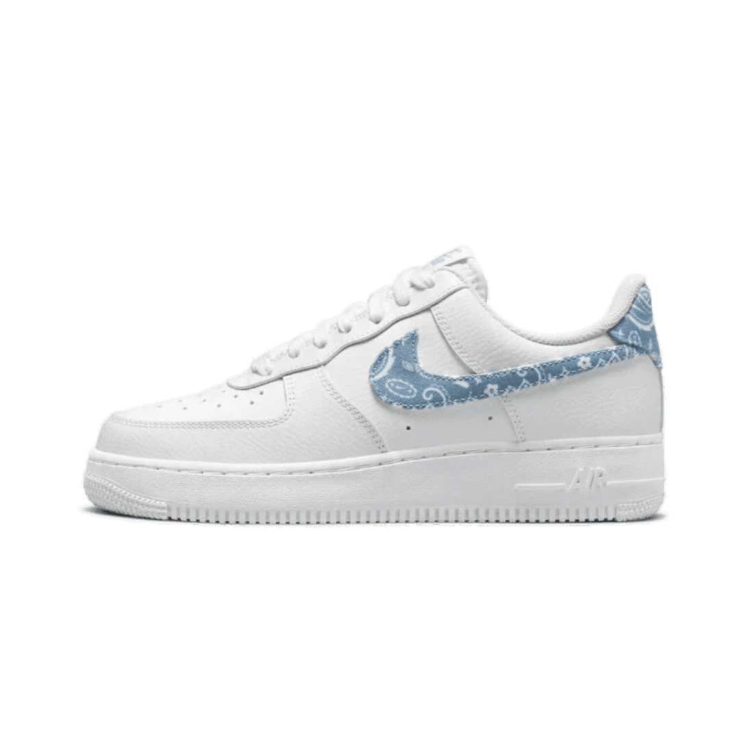 Witte Nike Air Force 1 Low '07 Essential sneakers met blauwe paisley-print