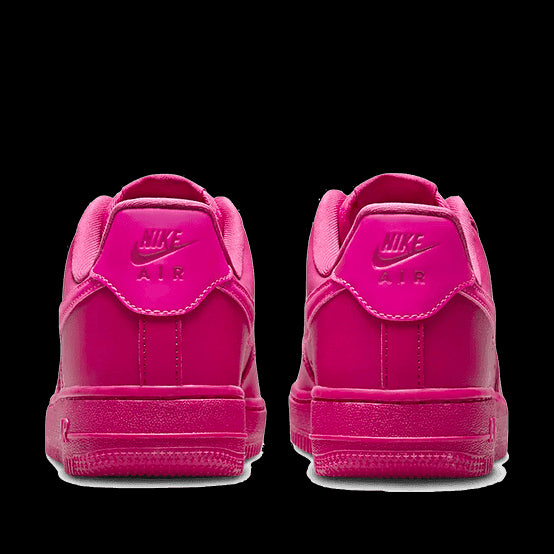 Fuchsia Nike Air Force 1 Low '07 sneakers met opvallende roze details op een groene achtergrond