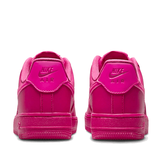 Fuchsia Nike Air Force 1 Low '07 sneakers met opvallende roze details op een groene achtergrond