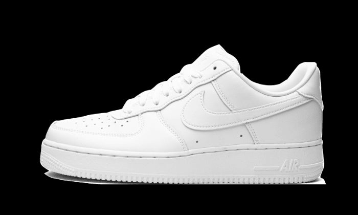 Witte Nike Air Force 1 Low '07 Fresh sneakers op een effen witte achtergrond.