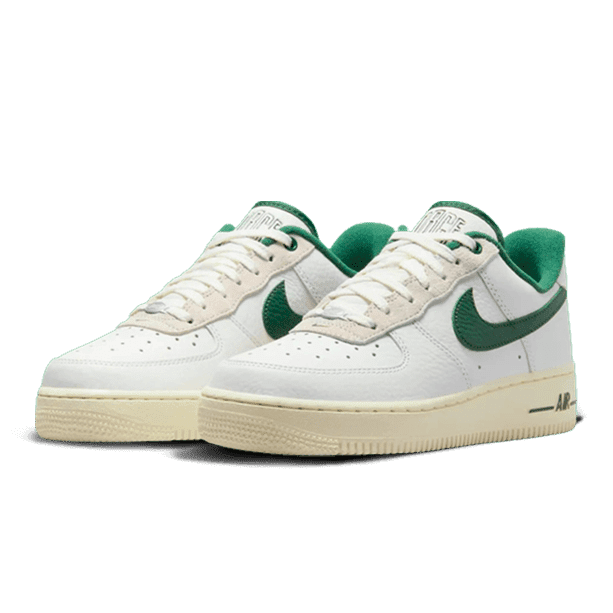 Witte Nike Air Force 1 Low '07 sneakers met groene details, geplaatst op een groene achtergrond