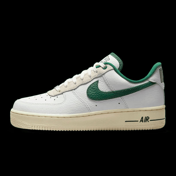 Witte Nike Air Force 1 Low '07 Gorge Green sneakers met groene details en logo op een groene achtergrond