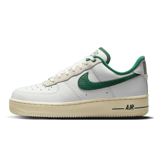 Witte Nike Air Force 1 Low '07 Gorge Green sneakers met groene details en logo op een groene achtergrond