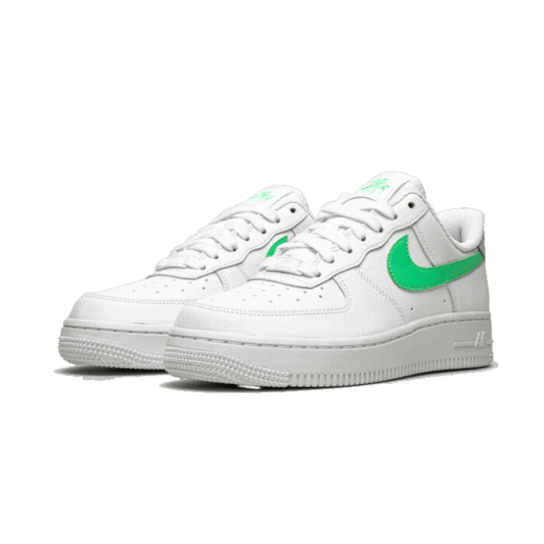 Witte Nike Air Force 1 Low '07 sneakers met een groene Swoosh op een groene achtergrond