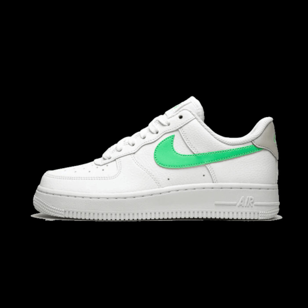 Witte Nike Air Force 1 Low '07 sneakers met groene accenten