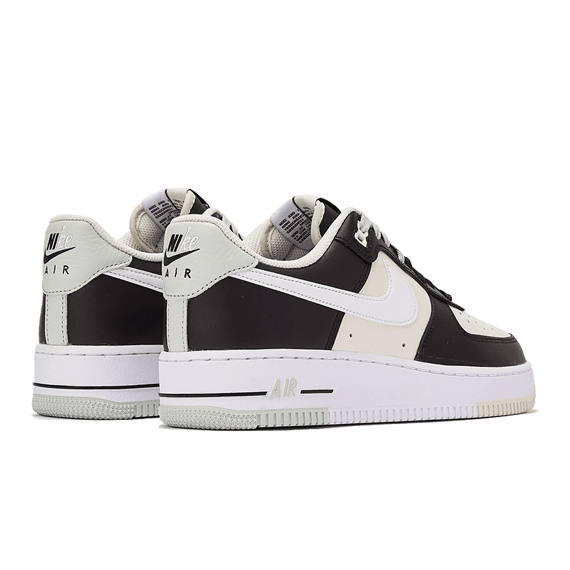 Zwarte en witte Nike Air Force 1 Low '07 LV8 Split sneakers op groene achtergrond