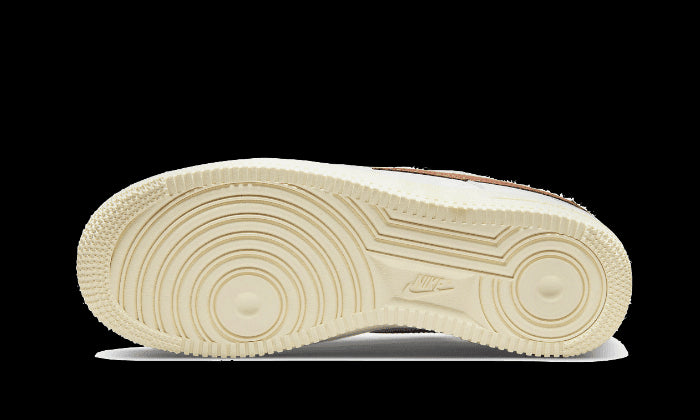 Witte Nike Air Force 1 Low '07 LX Coconut sneakers met een uniek design en geribbelde rubberen zool