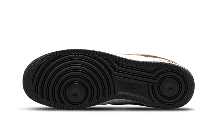Nike Air Force 1 Low '07 Mocha sneakers met zwarte rubberen zool op groene achtergrond