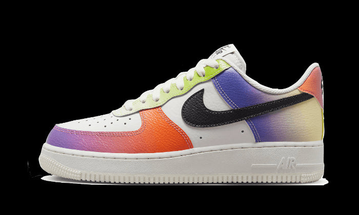 Stijlvolle Nike Air Force 1 Low '07 Multi-Color Gradient sneakers op witte achtergrond. Met opvallende kleurenaccenten en een klassiek silhouet biedt deze schoen een moderne, trends