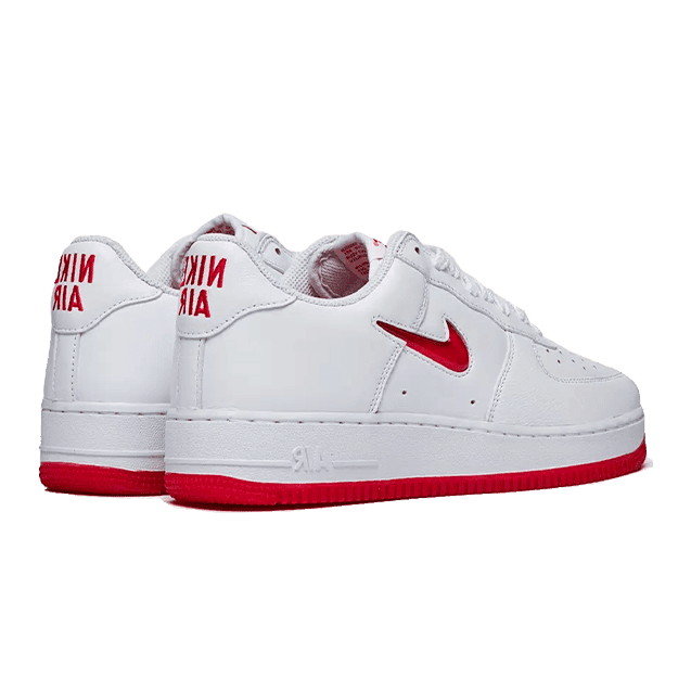 Witte Nike Air Force 1 Low '07 sneakers met een rode Jewel Swoosh en universitaire rode accenten. Deze klassieke sneakers zijn de nieuwste toevoeging aan de kleur van de maand-collectie.