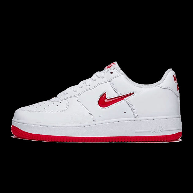 Nike Air Force 1 Low '07 Retro Color of the Month Jewel Swoosh University Red sneakers op een groene achtergrond.